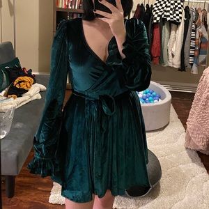 💚🖤NWT Emerald Velvet Long Sleeve Dress with Tie Waist